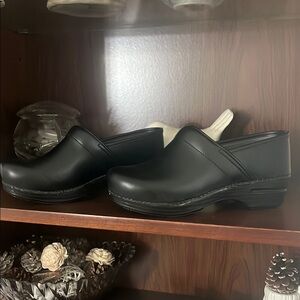 Women black new dansko clogs